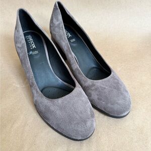 Geox Respira Grey Suede 2” Block Heel Pumps. EU37